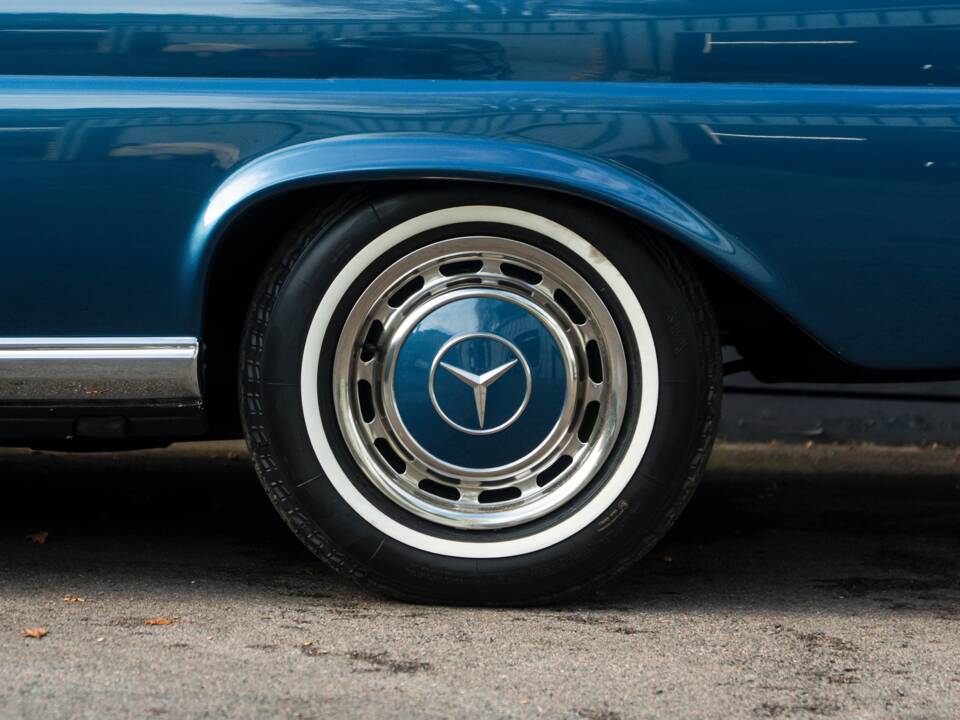 Image 13/57 de Mercedes-Benz 280 SE 3,5 (1971)