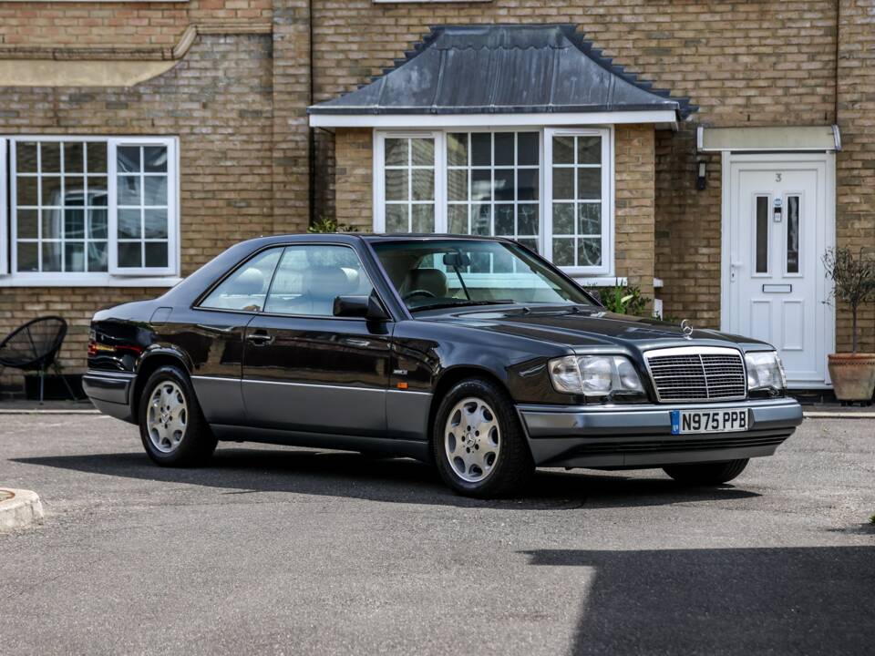 Image 1/37 of Mercedes-Benz E 320 (1995)