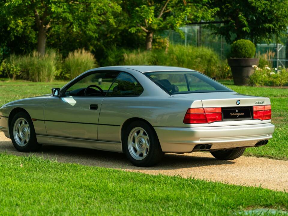 Image 14/50 of BMW 850i (1990)