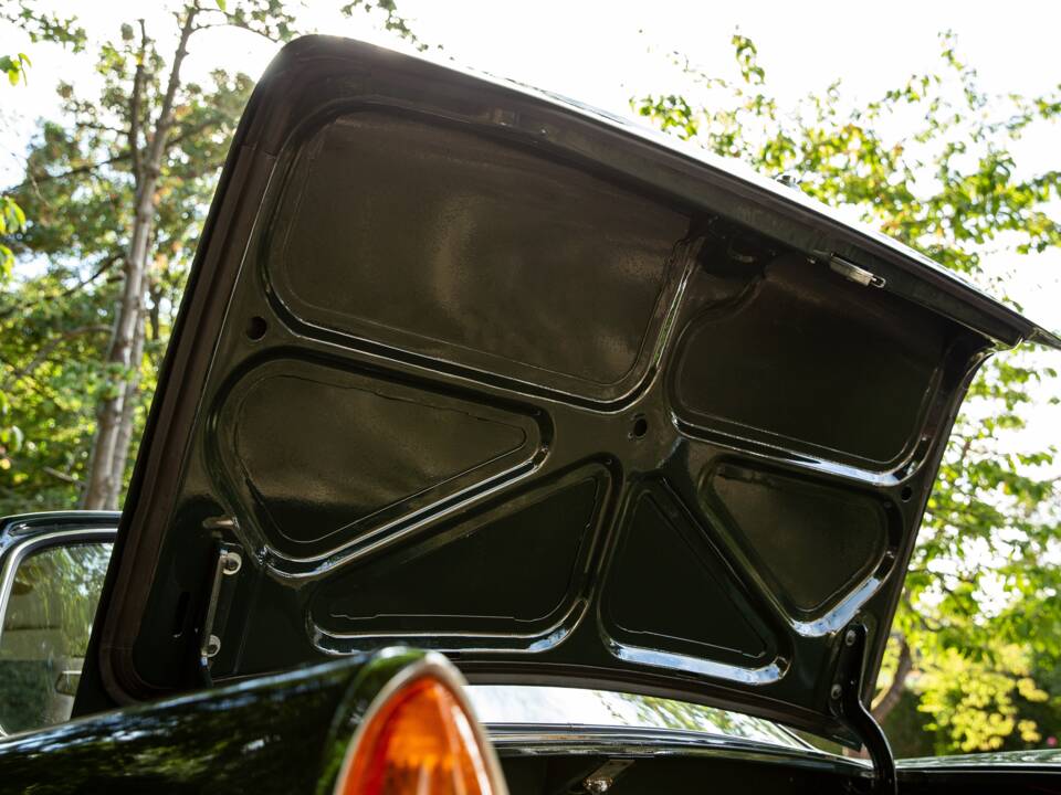 Image 12/44 of Ford Zodiac MkIII (1964)