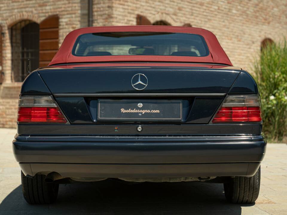 Image 15/50 of Mercedes-Benz 200 CE (1997)