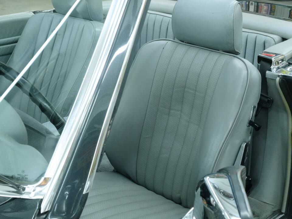 Image 24/50 de Mercedes-Benz 560 SL (1988)
