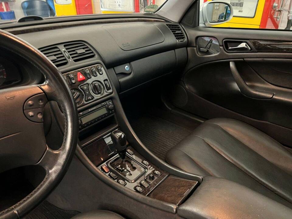 Imagen 9/20 de Mercedes-Benz CLK 230 Kompressor (2001)