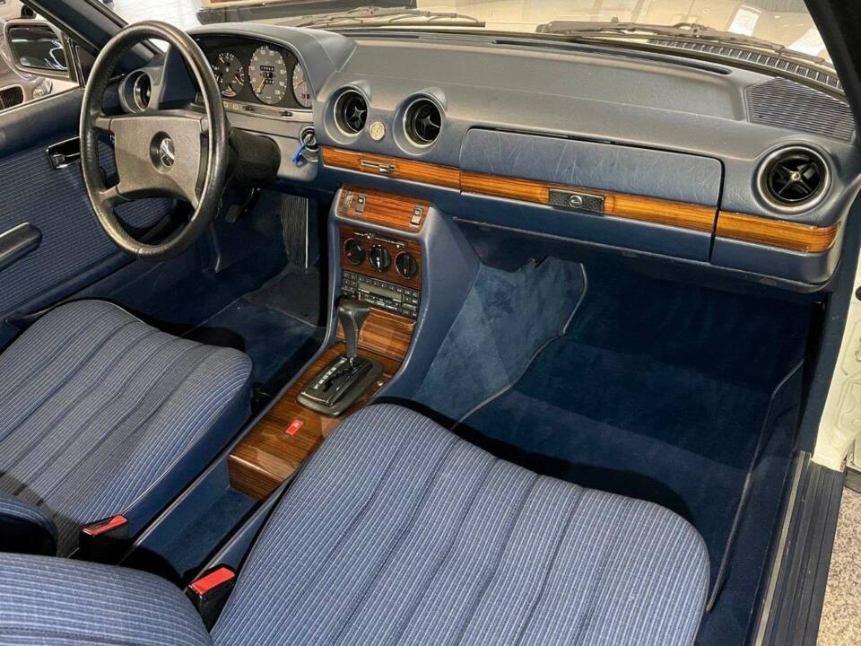 Immagine 16/20 di Mercedes-Benz 230 CE (1982)