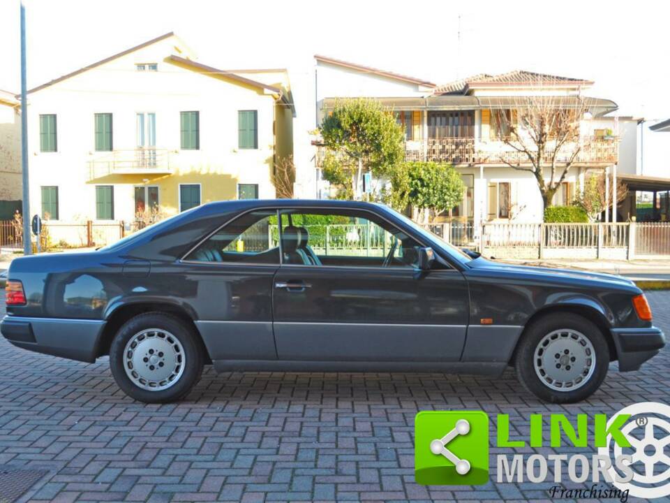 Bild 6/10 von Mercedes-Benz 300 CE (1990)