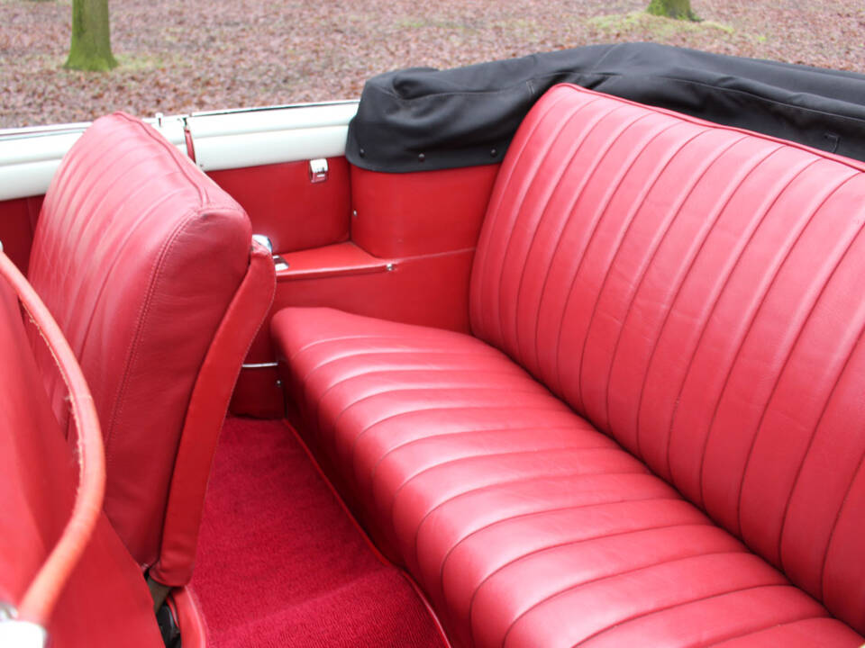 Image 13/27 of Buick Roadmaster (1949)