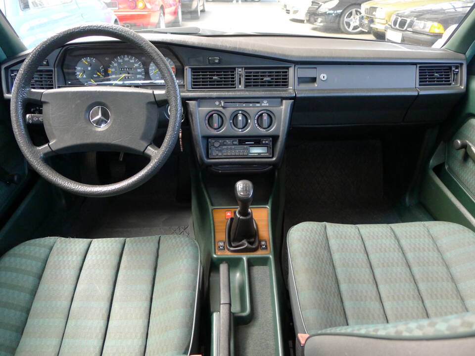 Bild 34/37 von Mercedes-Benz 190 E (1989)