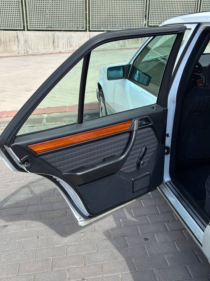 Immagine 31/33 di Mercedes-Benz 230 E (1992)