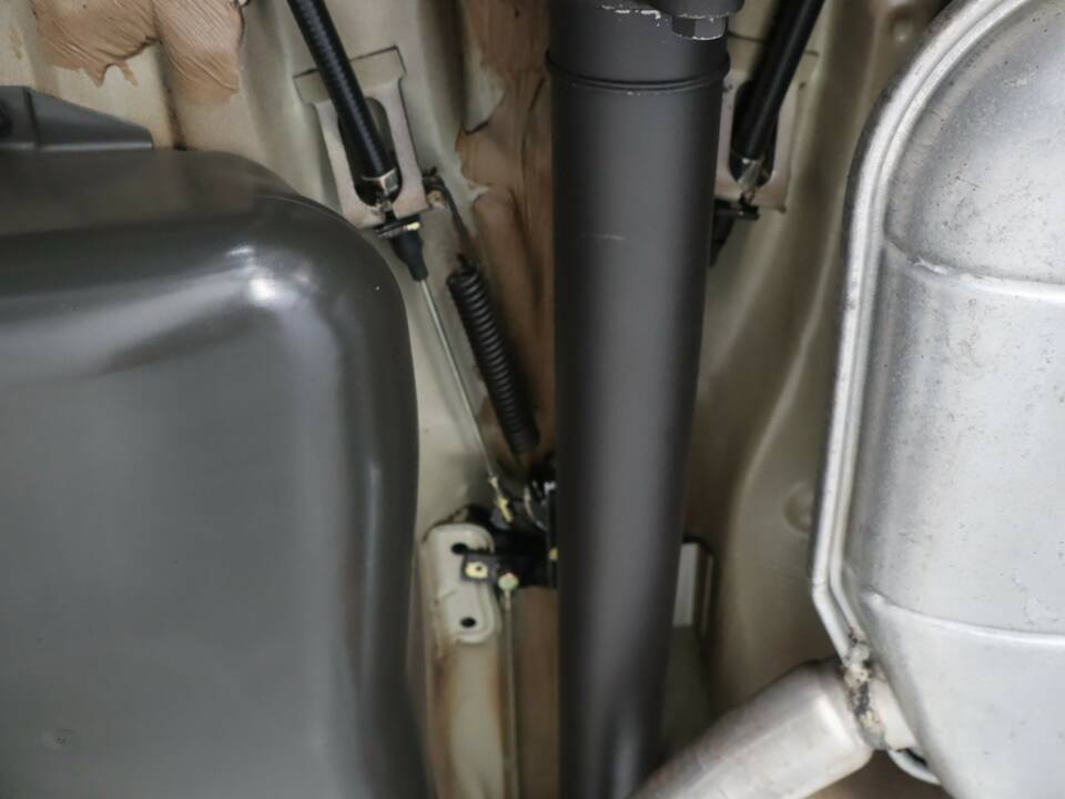 Immagine 39/50 di Mercedes-Benz 190 E 2.3-16 (1986)