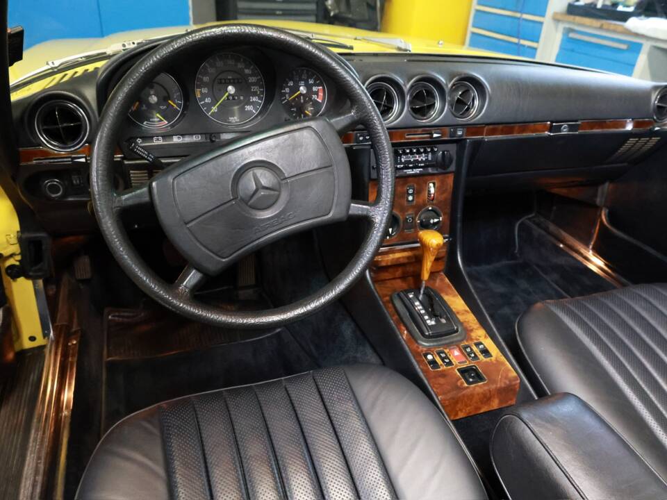 Image 30/50 of Mercedes-Benz 500 SL (1983)