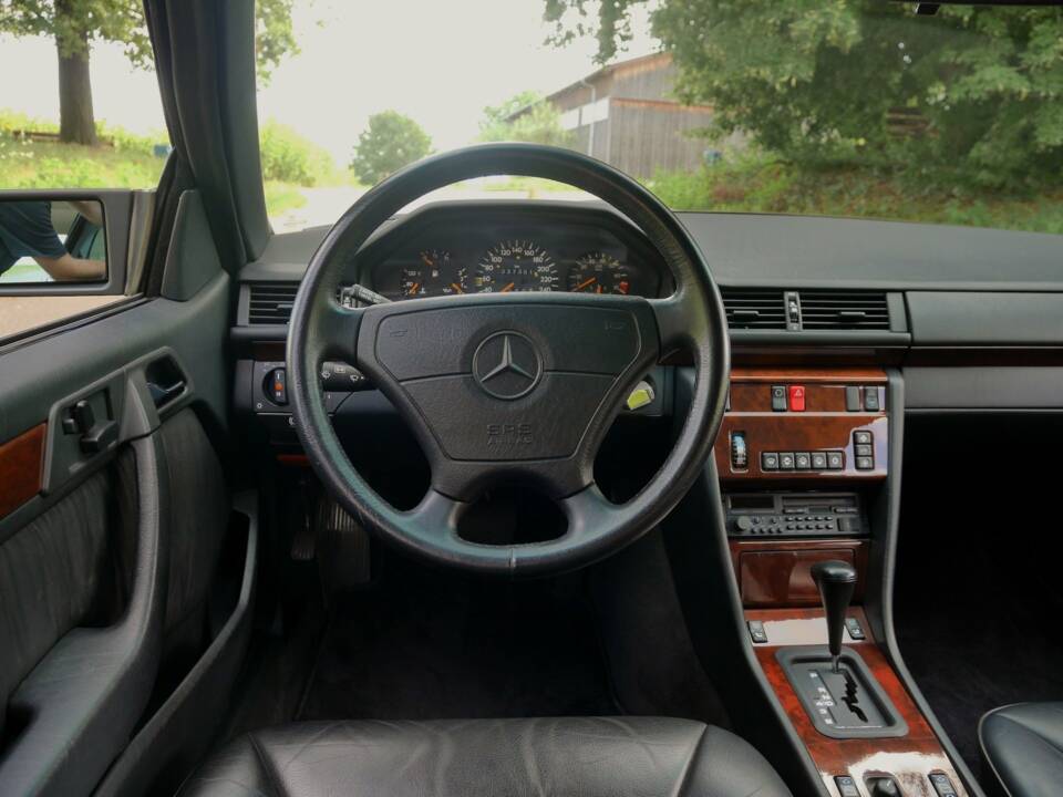 Image 35/50 de Mercedes-Benz 320 CE (1994)