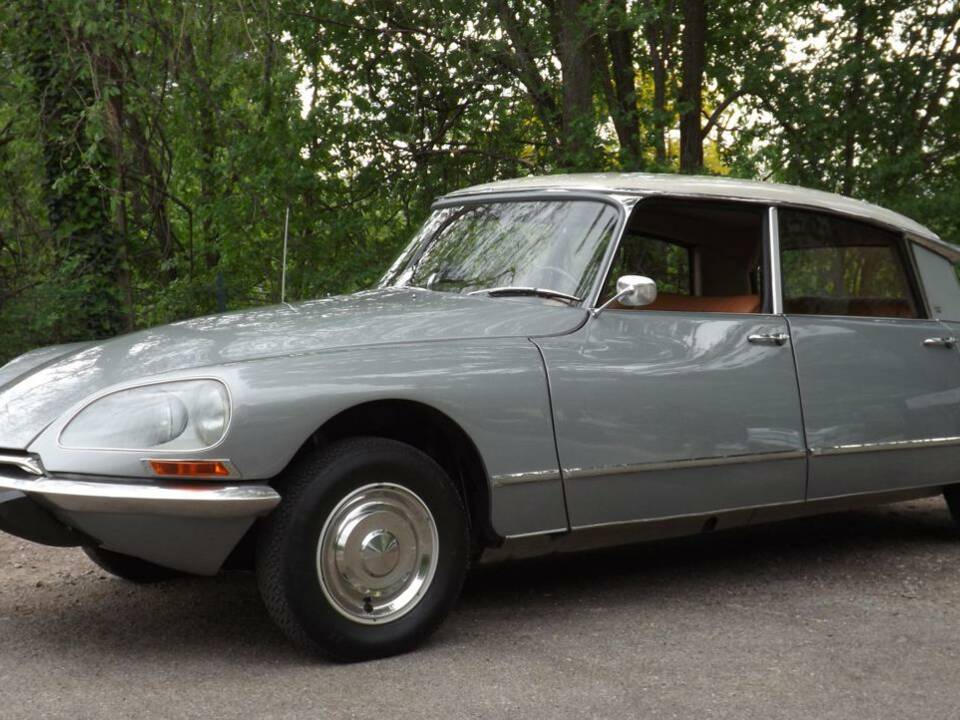 Image 2/35 of Citroën DS 21 Pallas (1969)