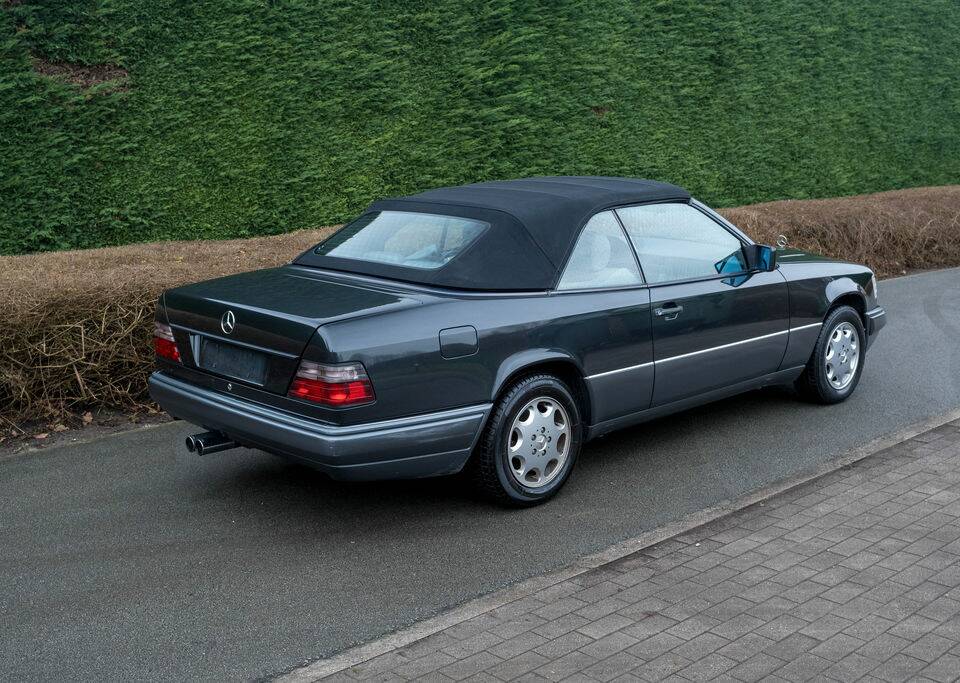 Bild 6/8 von Mercedes-Benz E 220 (1994)