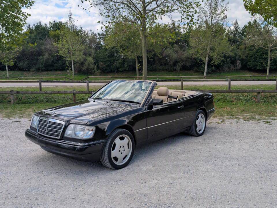 Image 1/13 de Mercedes-Benz E 220 (1994)