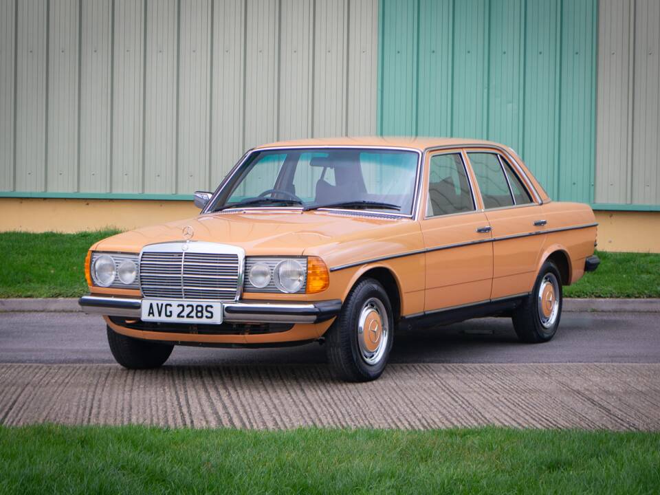Image 7/32 of Mercedes-Benz 250 (1978)