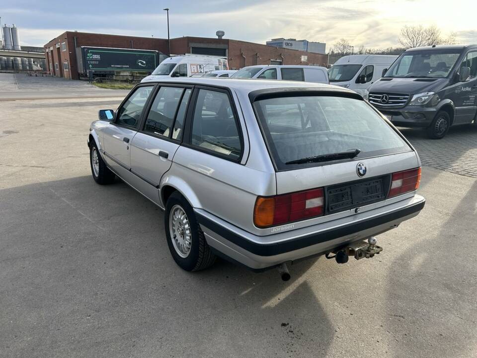 Image 3/8 of BMW 318i Touring (1993)
