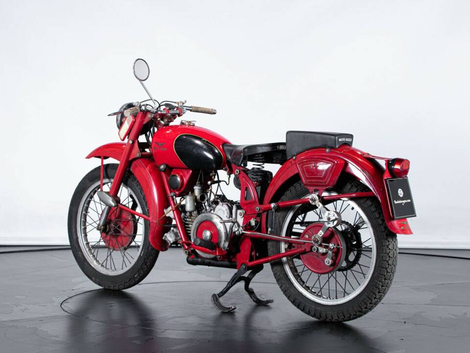 Image 2/50 de Moto Guzzi 250 SS (1950)