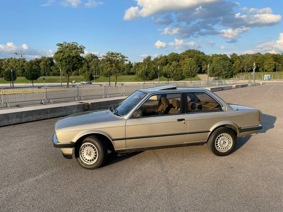 Imagen 7/21 de BMW 325e (1985)