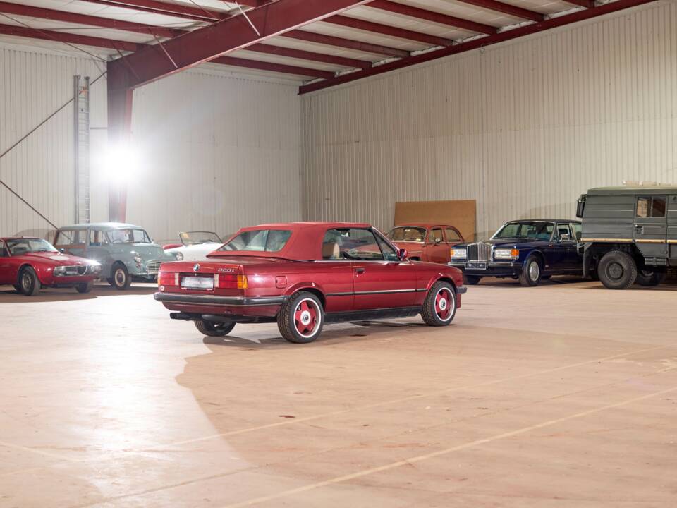 Image 7/45 of BMW 320i (1990)