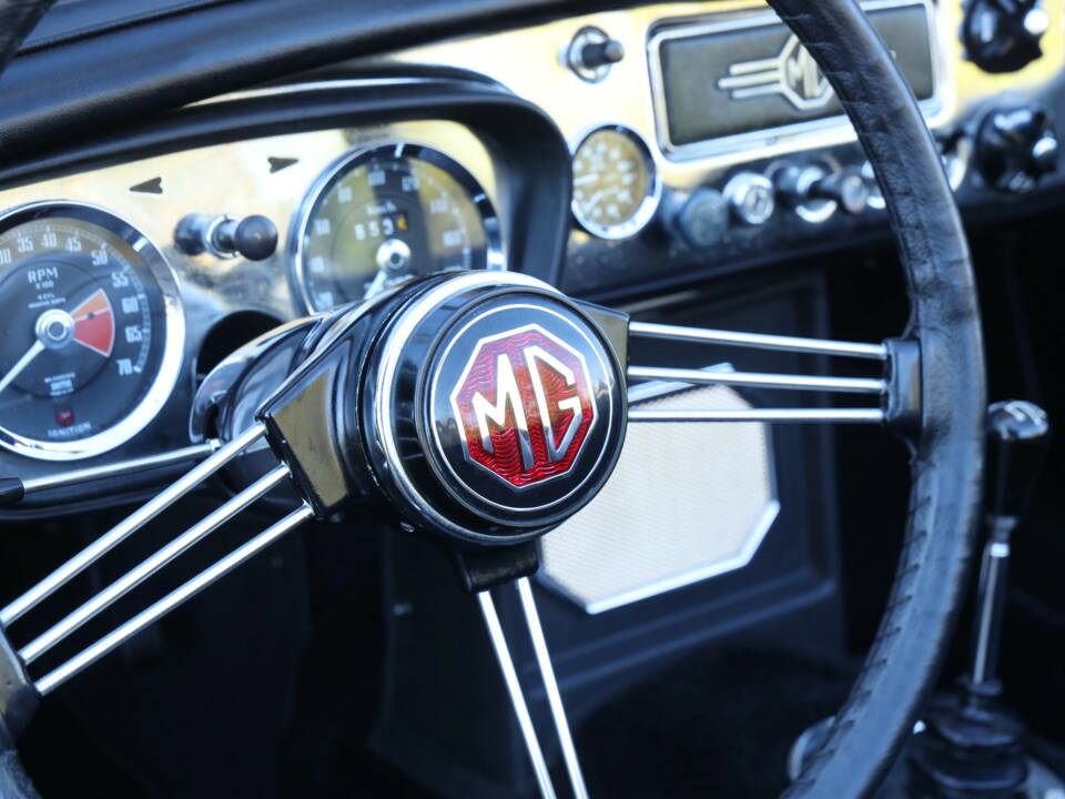 Image 36/50 de MG MGB (1966)