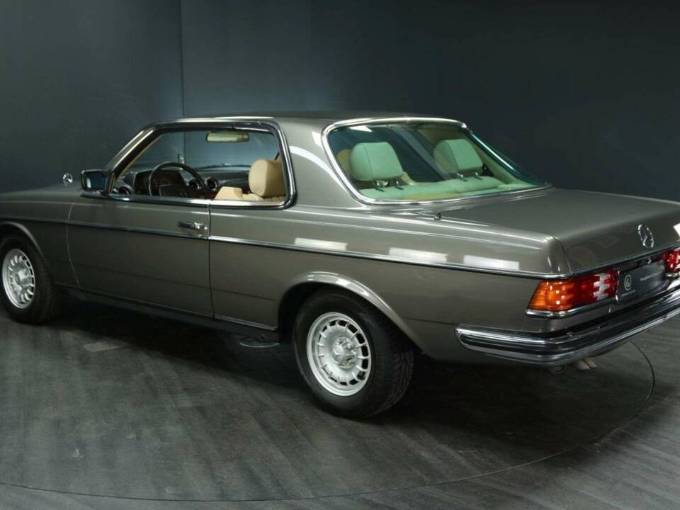 Imagen 4/30 de Mercedes-Benz 280 CE (1984)