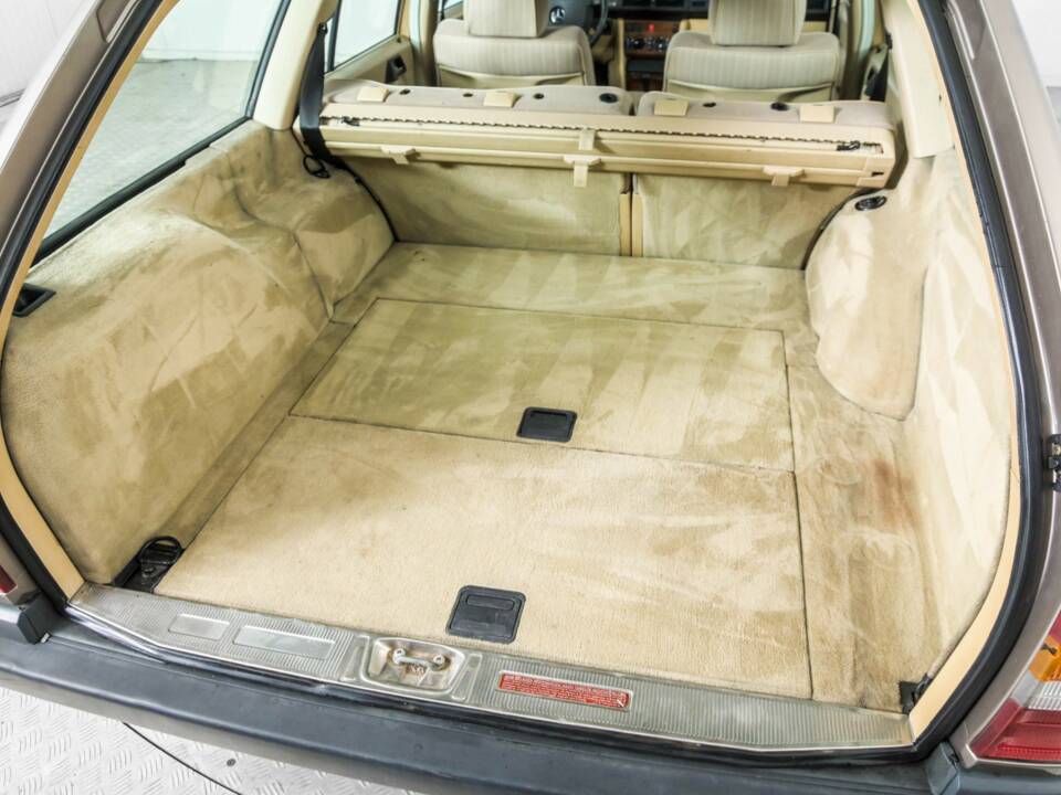 Image 40/50 of Mercedes-Benz 300 TD (1986)