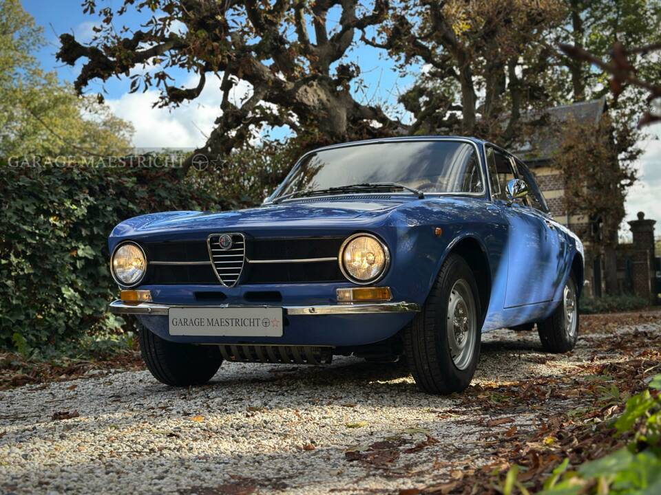 Bild 2/100 von Alfa Romeo Giulia GT 1300 Junior (1973)