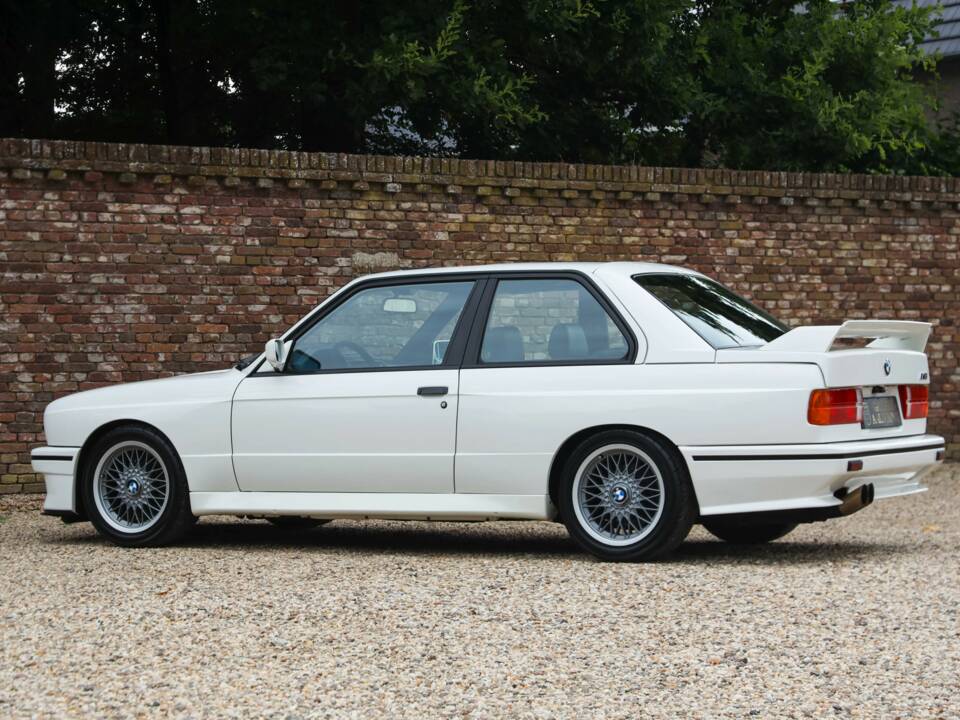 Image 42/50 of BMW M3 (1990)