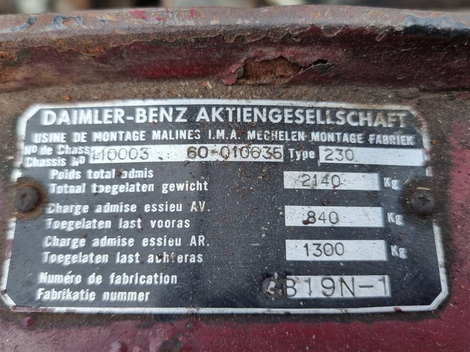 Image 21/31 of Mercedes-Benz 230 S Universal (1966)