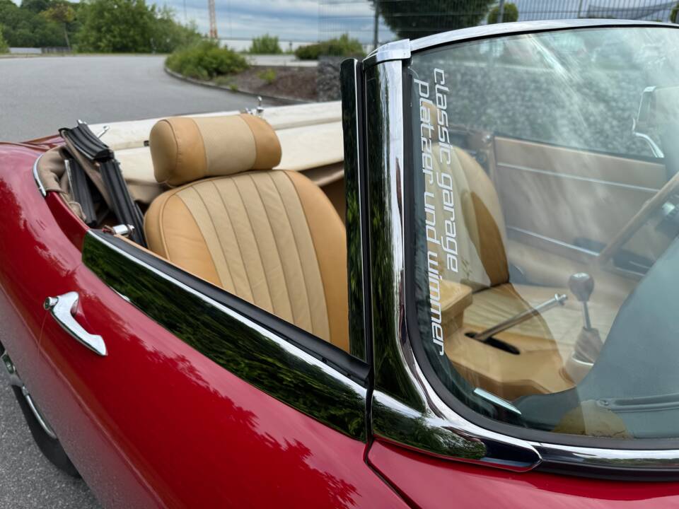Image 25/35 of Jaguar E-Type (1969)