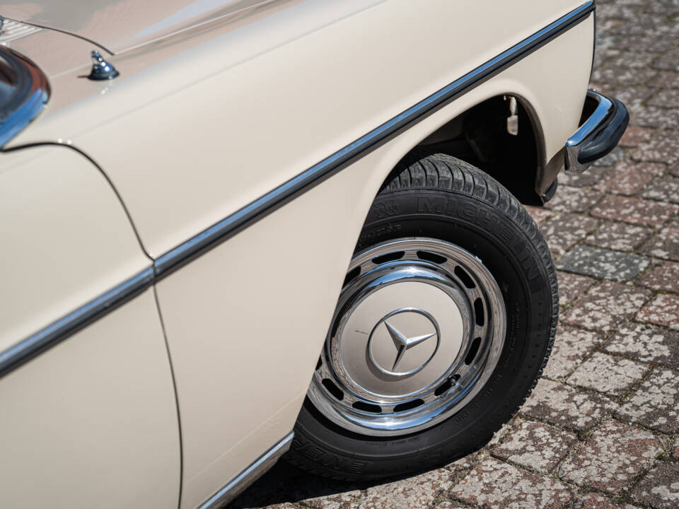 Image 2/45 of Mercedes-Benz 220 (1969)