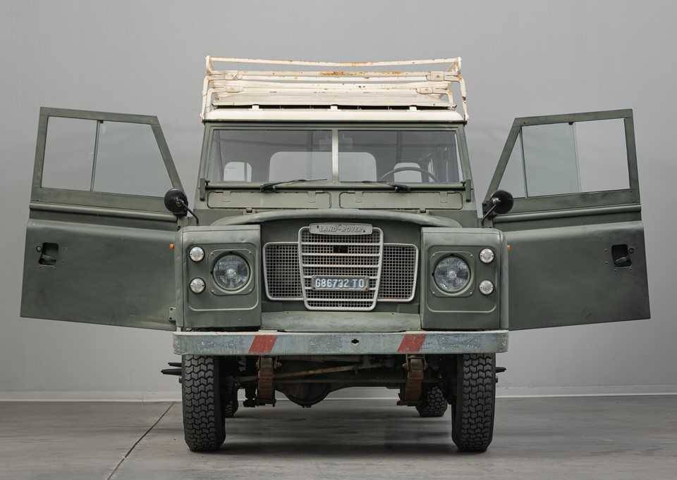Image 3/50 of Land Rover 109 (1972)