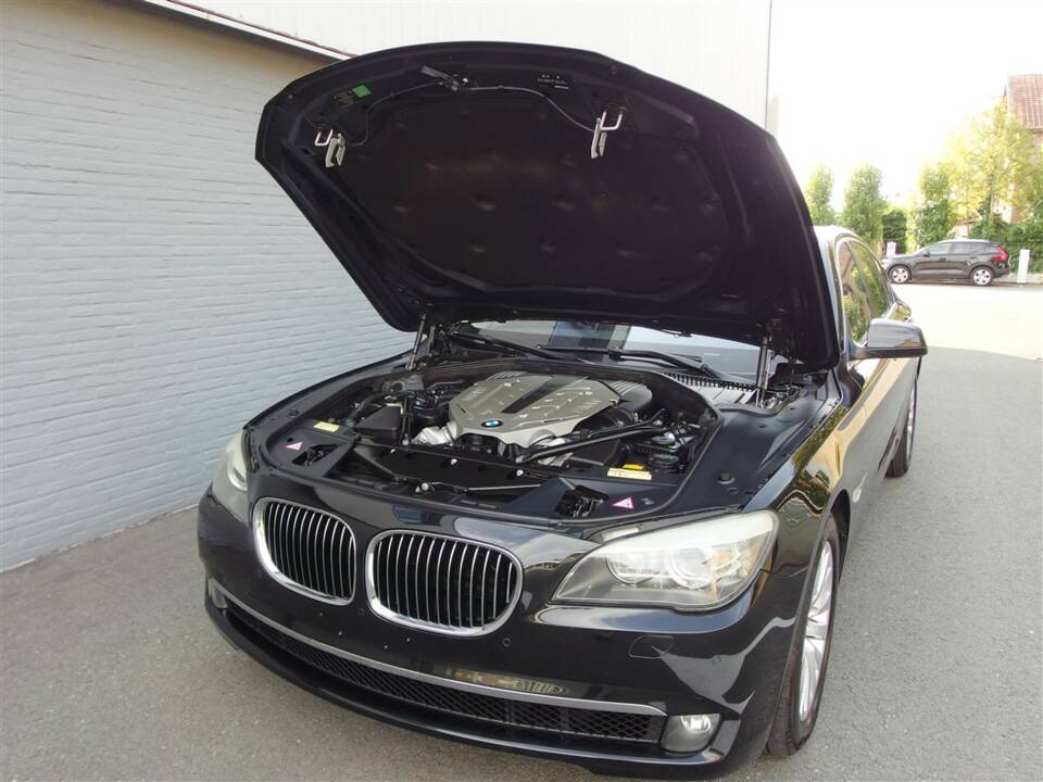 Image 80/95 of BMW 750i (2009)