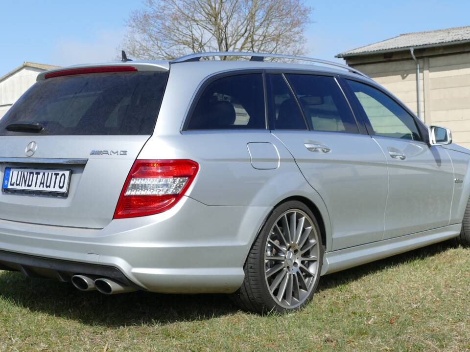 Imagen 4/18 de Mercedes-Benz C 63 AMG T (2010)