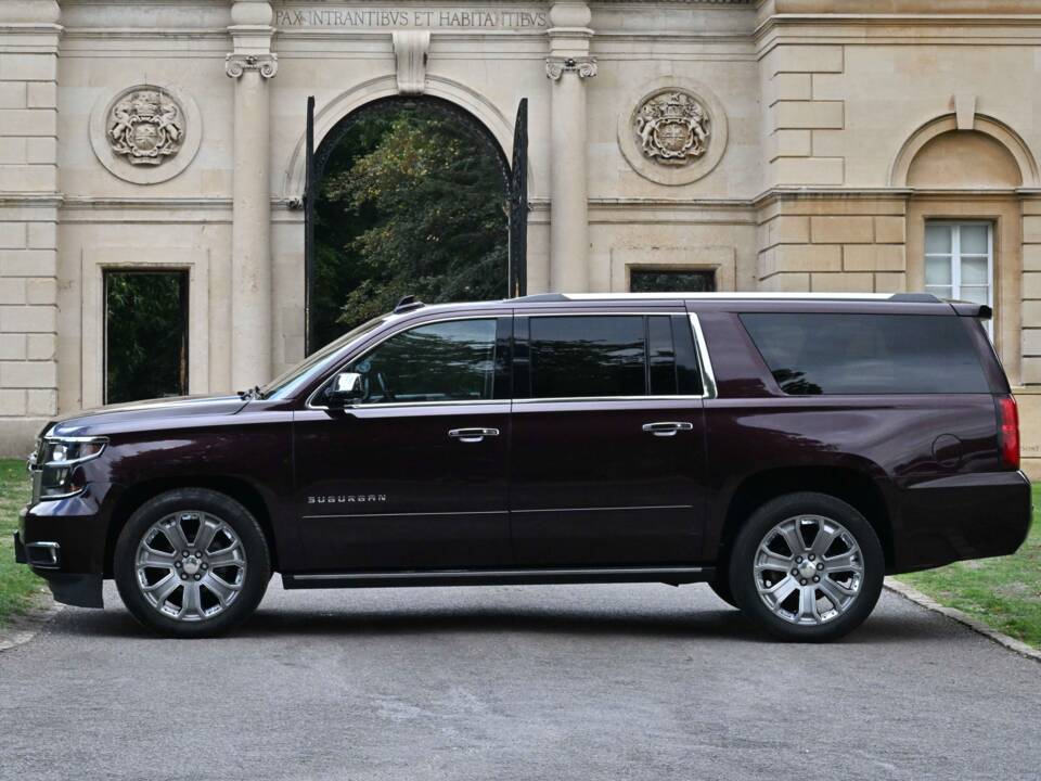 Image 2/50 of Chevrolet Suburban (2017)
