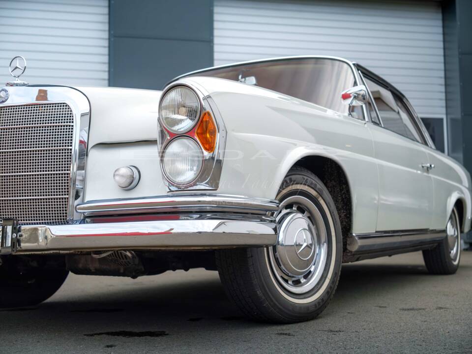 Image 8/24 de Mercedes-Benz 220 SE b (1963)
