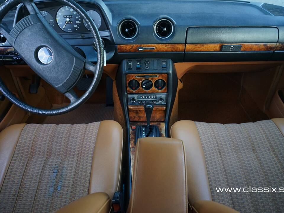 Image 8/17 of Mercedes-Benz 280 CE (1977)