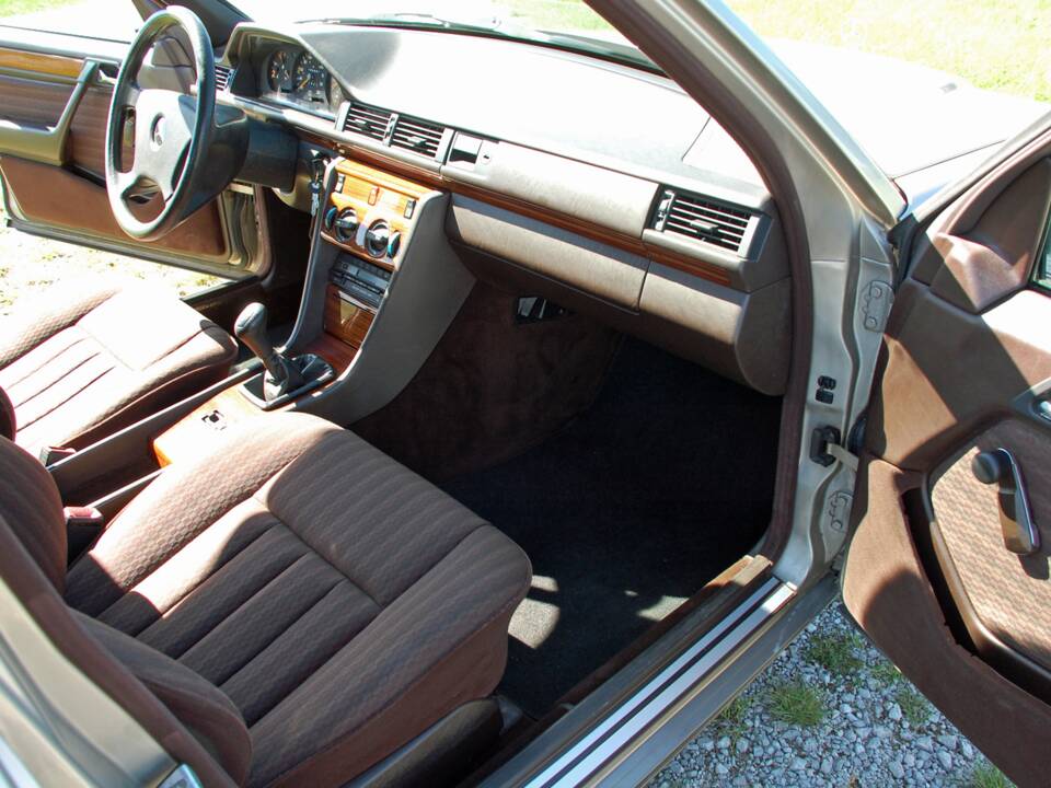 Image 11/34 of Mercedes-Benz 230 E (1992)