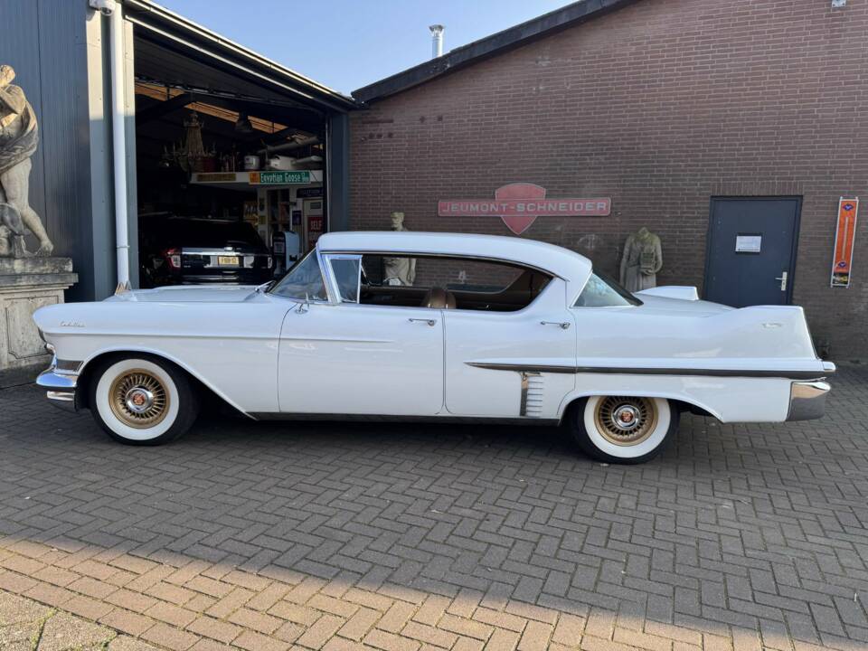 Image 8/34 de Cadillac 62 Sedan DeVille (1957)