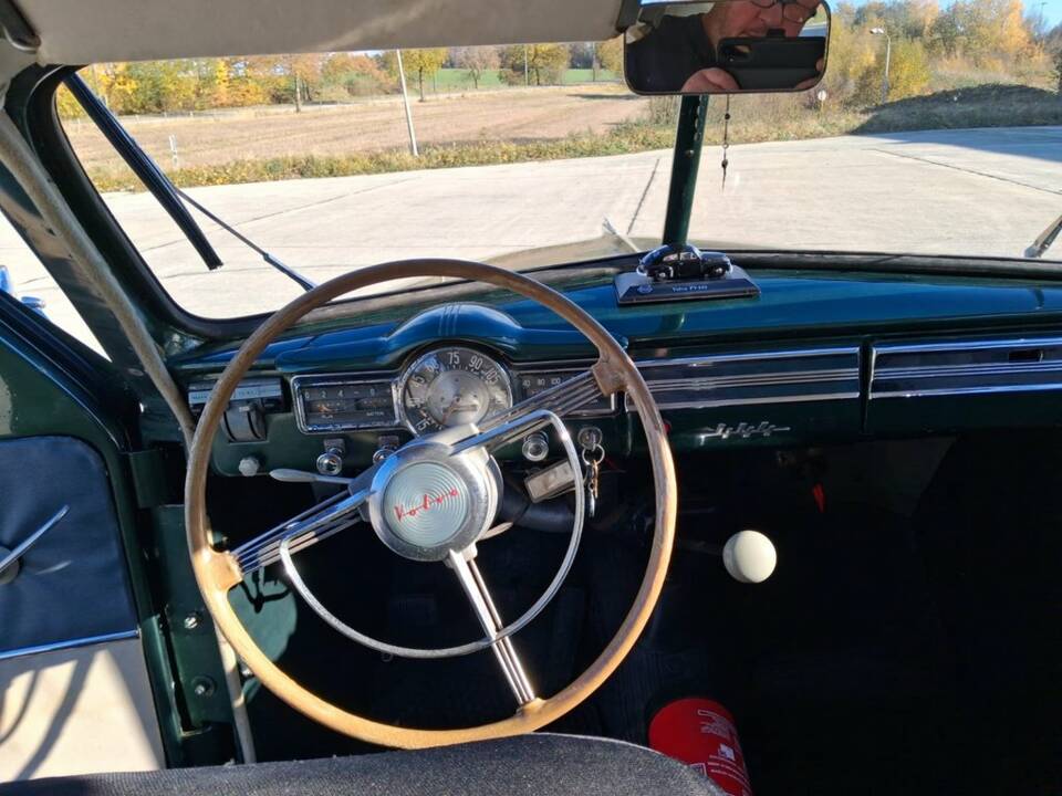 Image 2/8 of Volvo PV 444 (1953)