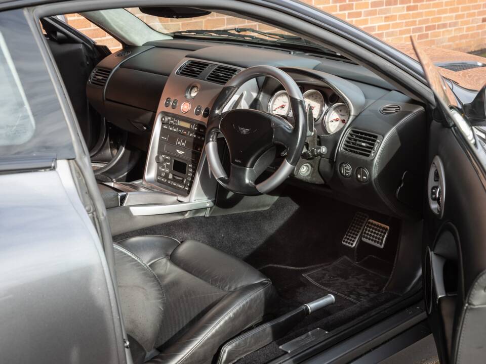 Image 22/30 of Aston Martin V12 Vanquish (2002)