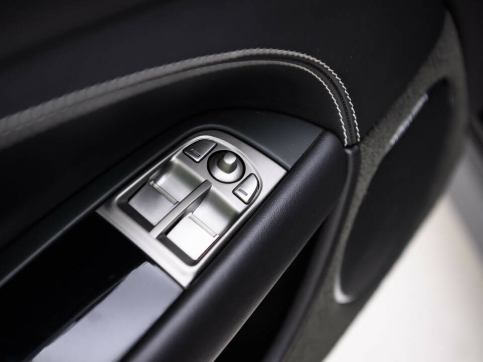 Image 16/37 of Jaguar XKR (2008)