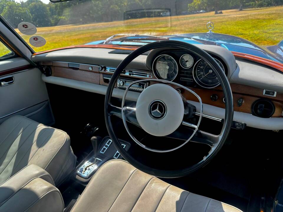 Image 28/57 de Mercedes-Benz 280 SE 3,5 (1972)