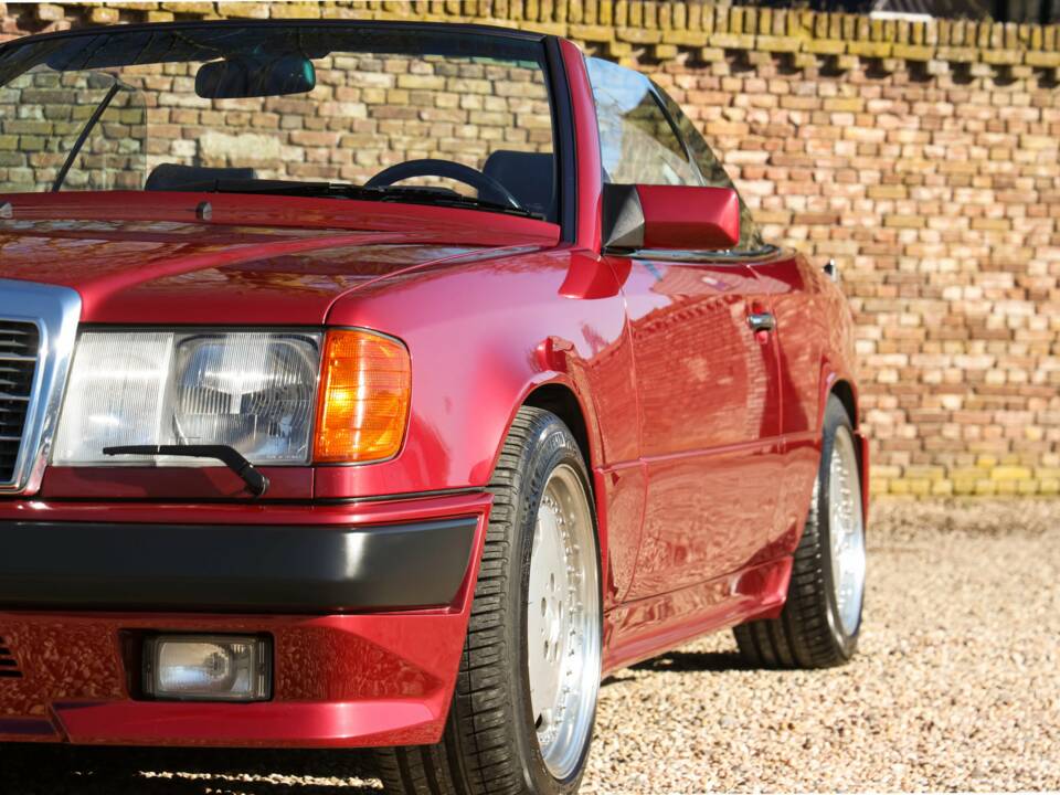 Immagine 39/50 di Mercedes-Benz 300 CE-24 3.4 AMG (1993)