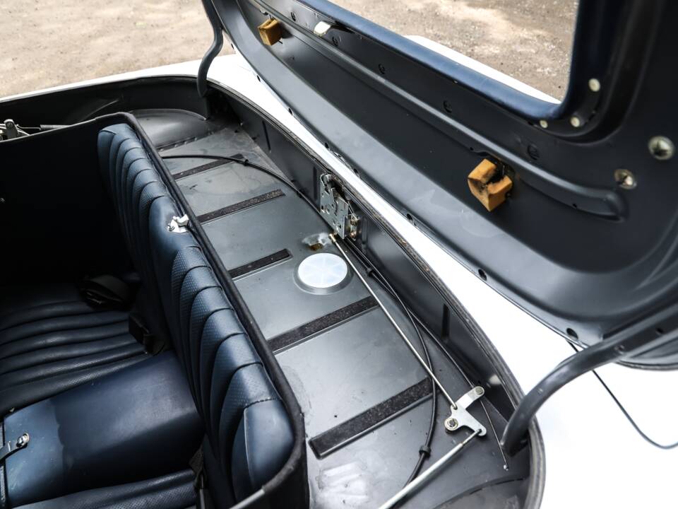 Image 42/43 of Mercedes-Benz 300 SL (1989)