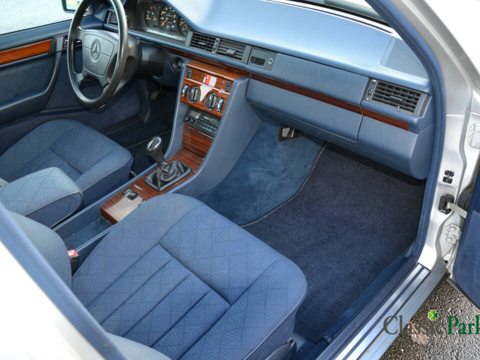 Image 21/39 of Mercedes-Benz 200 D (1993)