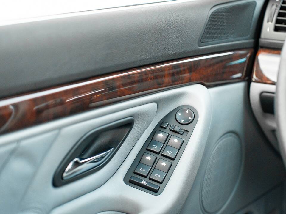 Image 36/55 of BMW 740i (1997)
