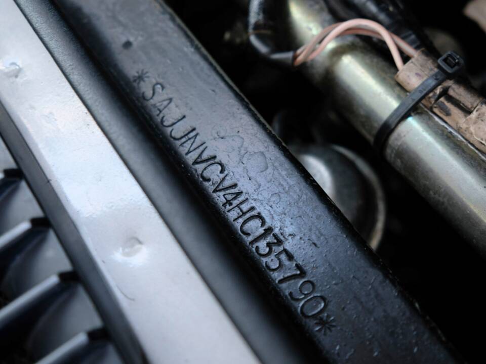 Image 32/47 of Jaguar XJ-SC 5.3 (1987)