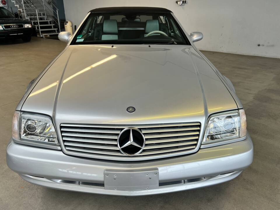 Image 70/82 of Mercedes-Benz SL 500 &quot;Silver Arrow&quot; (2001)