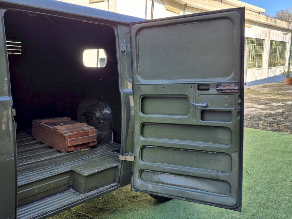 Image 34/51 of UAZ 3741 (1991)